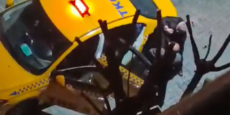 Esenyurt'ta taksici ile yolcu kavga etti