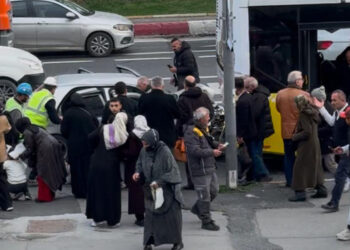 Fatih'te otomobil İETT otobüsüne arkadan çarptı