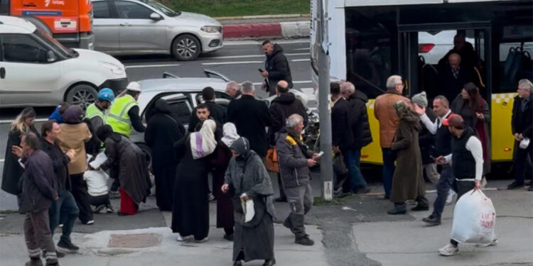 Fatih'te otomobil İETT otobüsüne arkadan çarptı