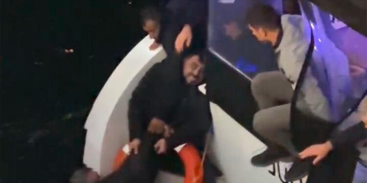 Yaslandığı korkuluk kırılınca Haliç'e düştü