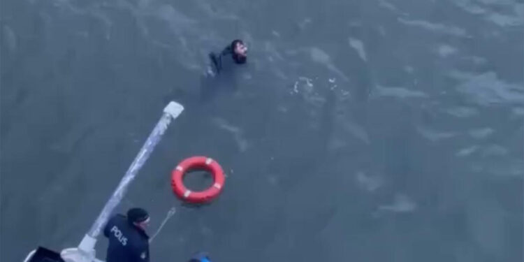 Haliç Metro Köprüsü'nden denize düştü