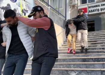Kadıköy'de iki oto galerisini kurşunlayan şüpheliler yakalandı