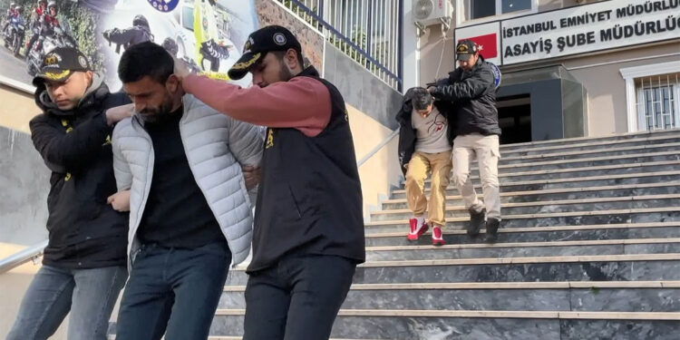 Kadıköy'de iki oto galerisini kurşunlayan şüpheliler yakalandı