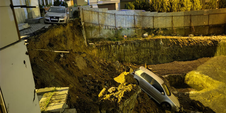 Kartal'da toprak kayması; Otomobil çukura düştü