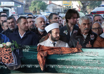 Yangında hayatını kaybeden Müge Turan ve kızı defnedildi