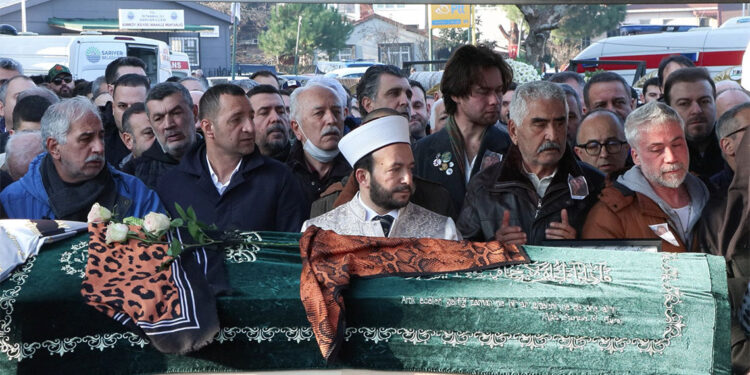 Yangında hayatını kaybeden Müge Turan ve kızı defnedildi