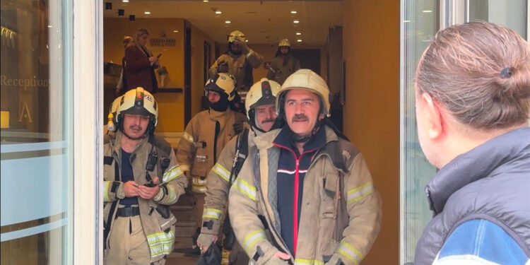 Mecidiyeköy'de otelin elektrik panosunda çıkan yangın söndürüldü