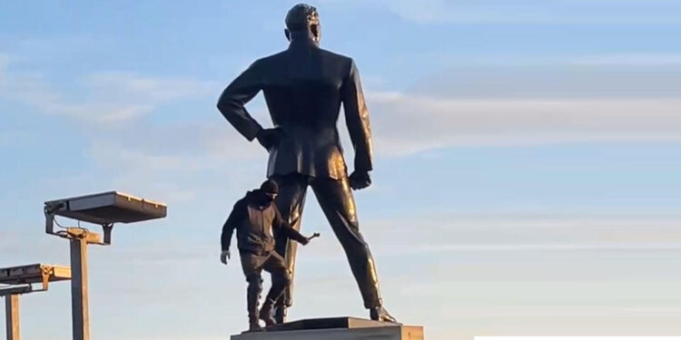 Sarayburnu'nda Atatürk heykeline zarar veren şüpheli gözaltına alındı