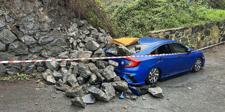 İstinat duvarı otomobilin üzerine yıkıldı
