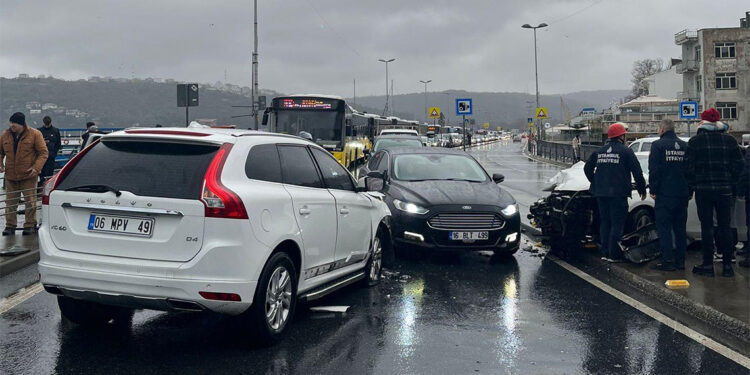 Sarıyer'de ters yöne giren otomobille cip çarpıştı