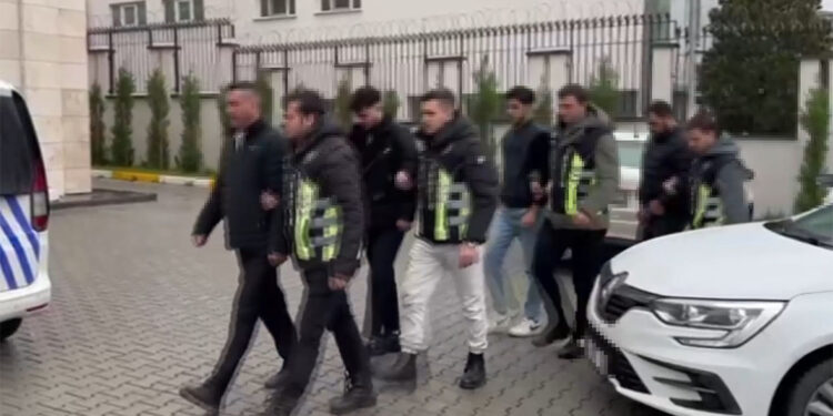 Meşale yakıp halay çeken 5 sürücüye ceza kesildi