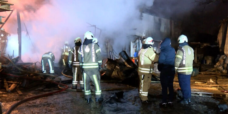 Tuzla'da palet fabrikasında yangın