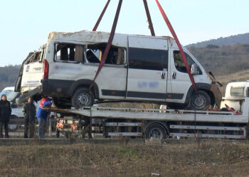 Tuzla'da servis minibüsü dere yatağına düştü