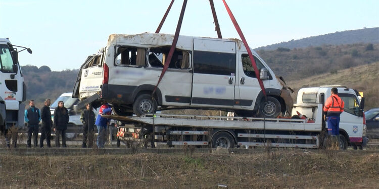 Tuzla'da servis minibüsü dere yatağına düştü
