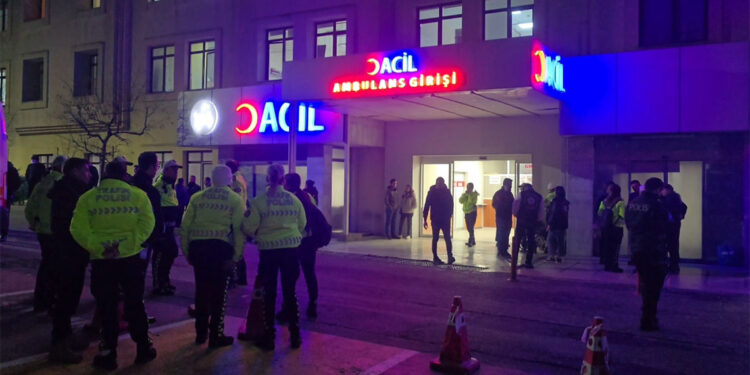 Kazaya müdahale eden polis memuruna motosiklet çarptı