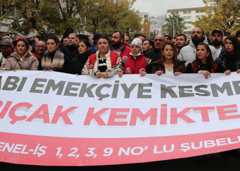 İzmir Büyükşehir'de maaşları kesintiye uğrayan işçiler eylemde