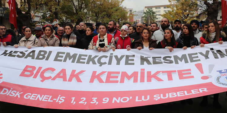 İzmir Büyükşehir'de maaşları kesintiye uğrayan işçiler eylemde