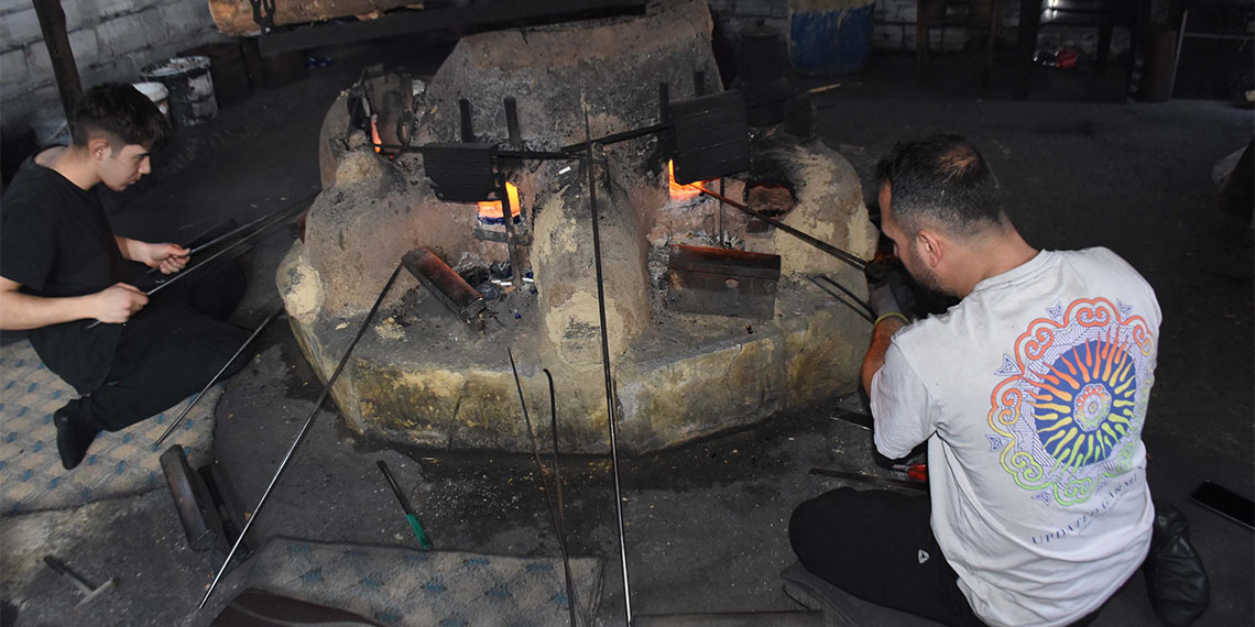 İzmir'in Kemalpaşa ilçesi Nazarköy'de mesleğini 3'üncü kuşak olarak devam ettiren Uğur Karataş (39), 11 yaşında dedesi ve babasından öğrendiği cam nazar boncuğu yapımını 28 yıldır sürdürüyor.