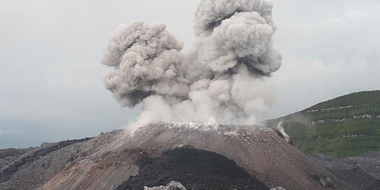 Ibu Yanardağı için uyarı seviyesi en üst düzeye çıkarıldı