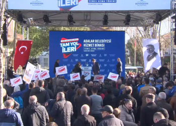 İmamoğlu'na Büyükada'da Adabüs protestosu