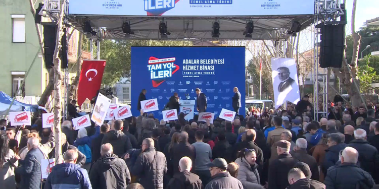 İmamoğlu'na Büyükada'da Adabüs protestosu