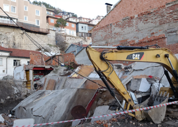 İnşaat temel çukurunun yanındaki 2 katlı bina çöktü