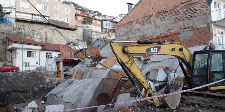 İnşaat temel çukurunun yanındaki 2 katlı bina çöktü