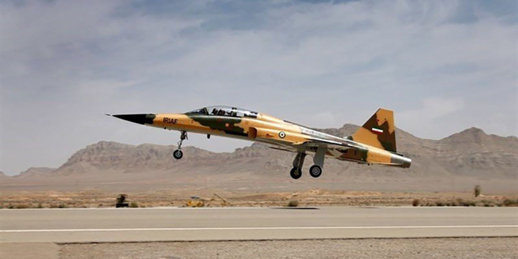 İran'da askeri uçak düştü