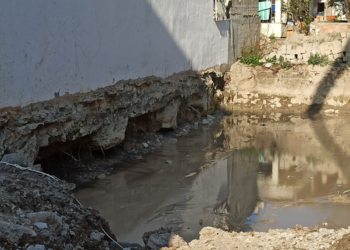 İskenderun'da kazı çalışması sırasında temeli hasar gören bina boşaltıldı
