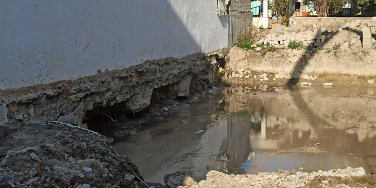 İskenderun'da kazı çalışması sırasında temeli hasar gören bina boşaltıldı