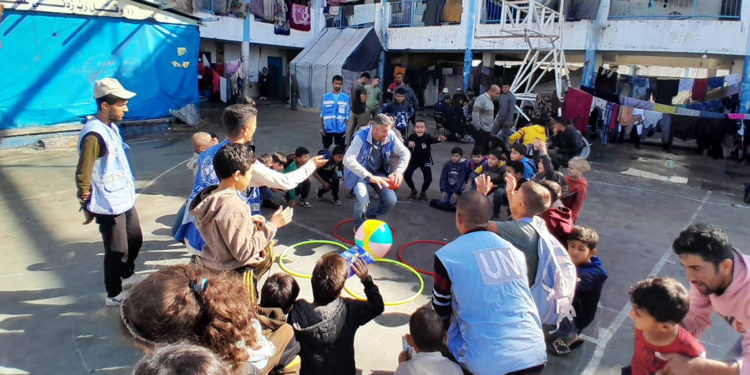 İsrail'in yasağına rağmen UNRWA görevini sürdürüyor