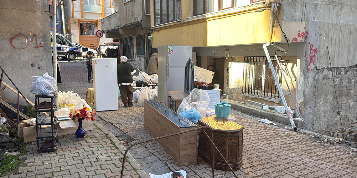 İstanbul'da 3 katlı binada çatlaklar! Daireler boşaltıldı