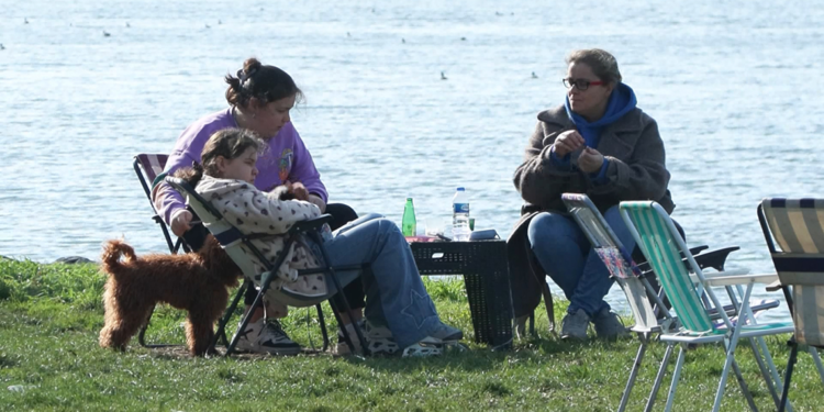 İstanbul'da güneşli havayı fırsat bilenler sahilleri doldurdu
