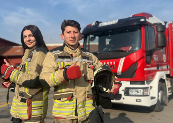 İtfaiyeci çift omuz omuza çalışıyor