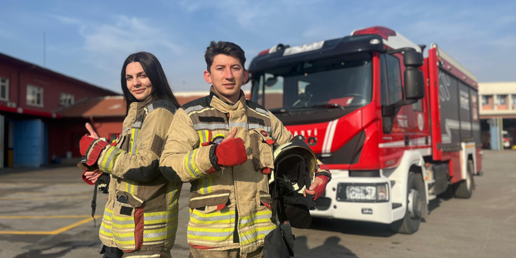 İtfaiyeci çift omuz omuza çalışıyor