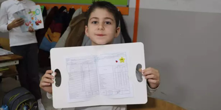 İzmir'de 738 bin 886 öğrenci karnesini aldı