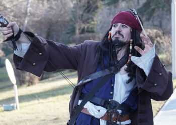 Jack Sparrow'un kostümüyle sokaklarda dikkat çekti