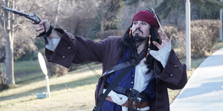 Jack Sparrow'un kostümüyle sokaklarda dikkat çekti