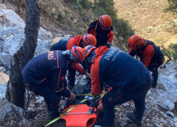 Kayalıklardan düşen avcı için arama-kurtarma çalışması