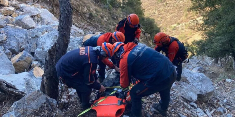 Kayalıklardan düşen avcı için arama-kurtarma çalışması