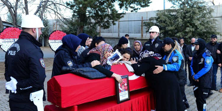 Evinde kalp krizi geçiren polis memuru hayatını kaybetti