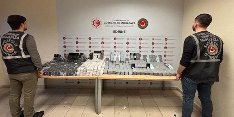 Kapıkule'de 1526 kaçak cep telefonu ele geçirildi