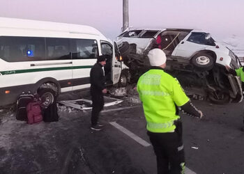 Kars'ta iki minibüs çarpıştı: 27 yaralı