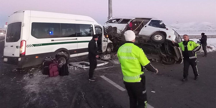 Kars'ta iki minibüs çarpıştı: 27 yaralı