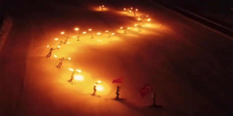 Kartalkaya'da meşalelerle kayak gösterisi