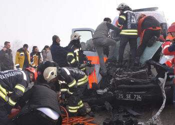 Trafik kazası ihbarına giden ambulans, TIR'a çarptı