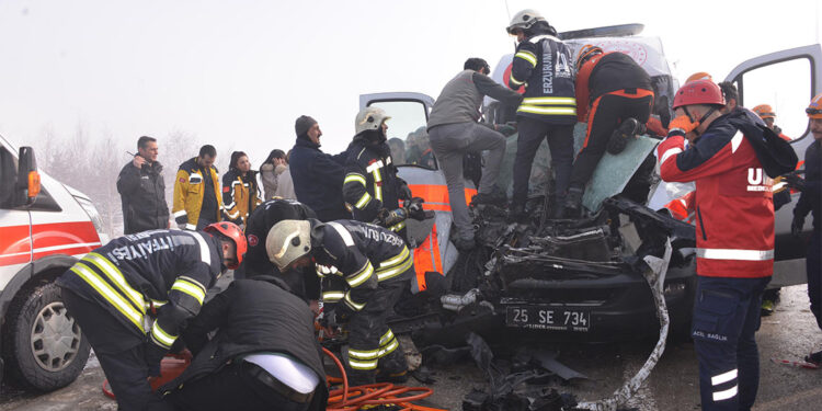Trafik kazası ihbarına giden ambulans, TIR'a çarptı