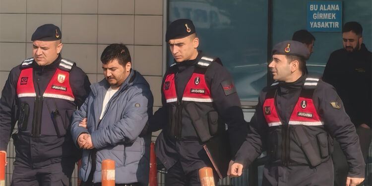 Kendisini doktora götürmek isteyen babasını bıçaklayan şüpheli tutuklandı