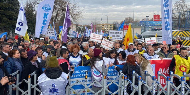 Kamu emekçileri tüm yurtta iş bıraktı