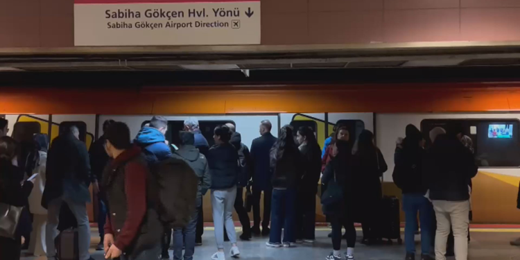 Kadıköy- Sabiha Gökçen Havalimanı metro hattında elektrikler kesildi